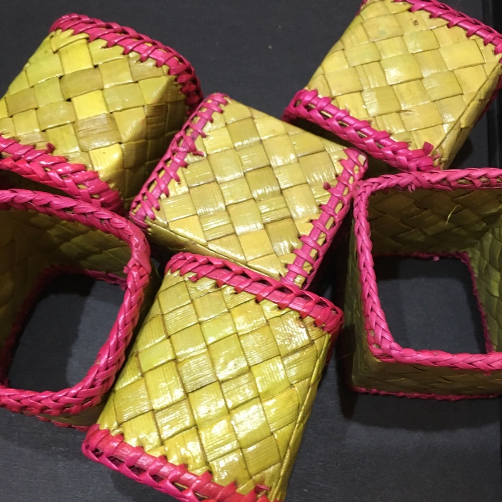 4 napkin rings - green woven square pink edges